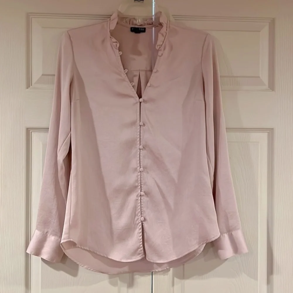 NWOT Express Long to 3/4 Sleeve Button Down Blouse w/Frilly Collar 🌺